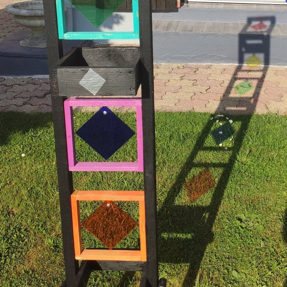 Totems en plexiglass teinté