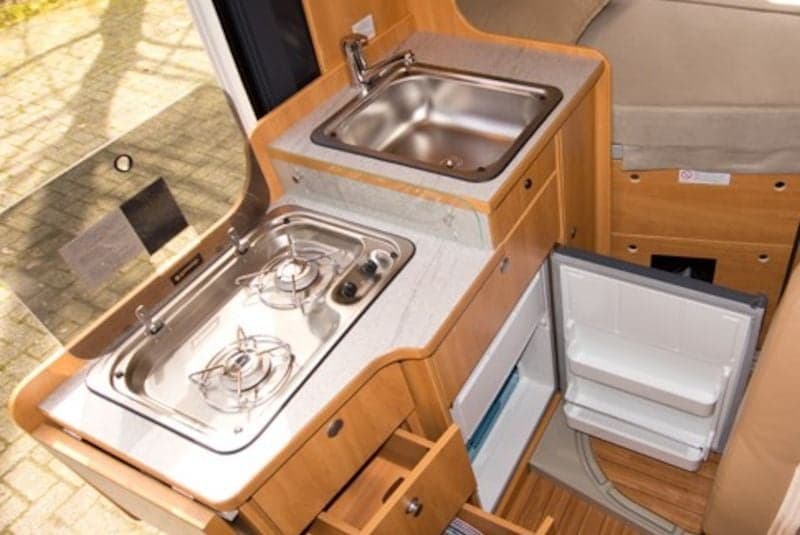 Transformation dun fourgon en cuisine de camping