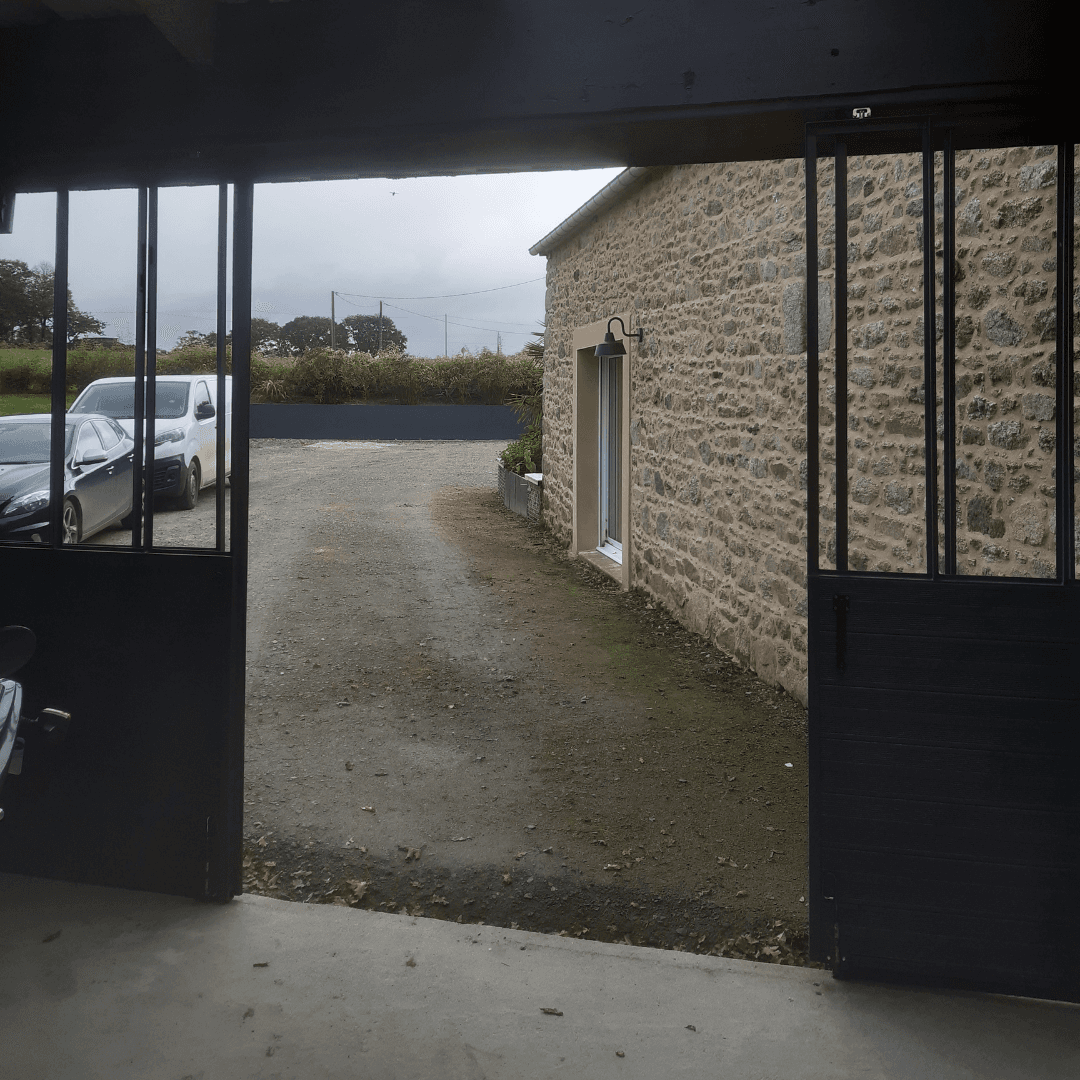 Verrière métallique avec habillage bois et vitres en plexiglass