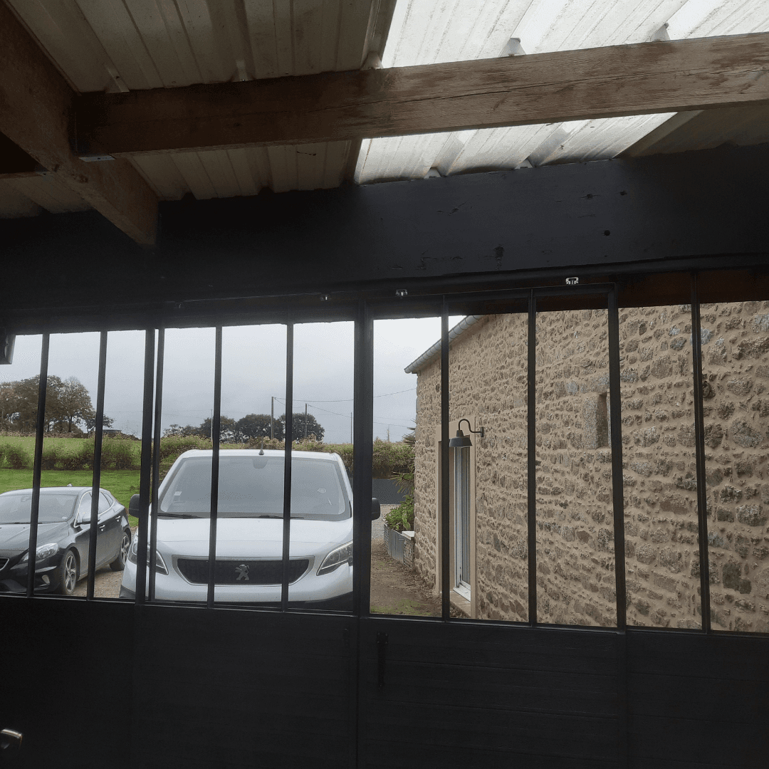 Verrière métallique avec habillage bois et vitres en plexiglass