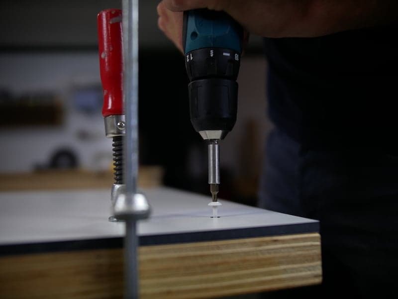 Vis hpl pour plateau de table