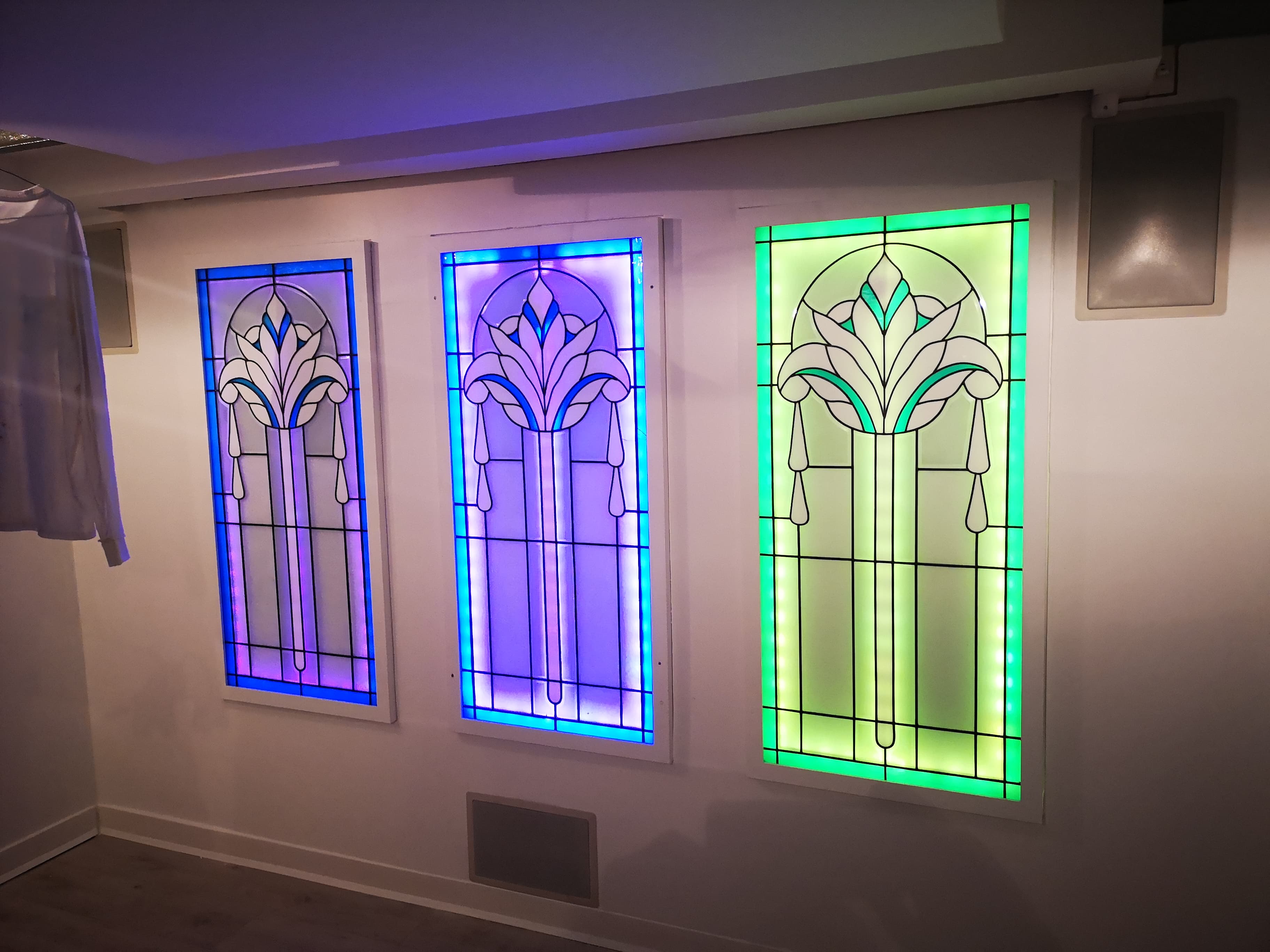 Accrochage de vitraux avec rétro-éclairage LED 1