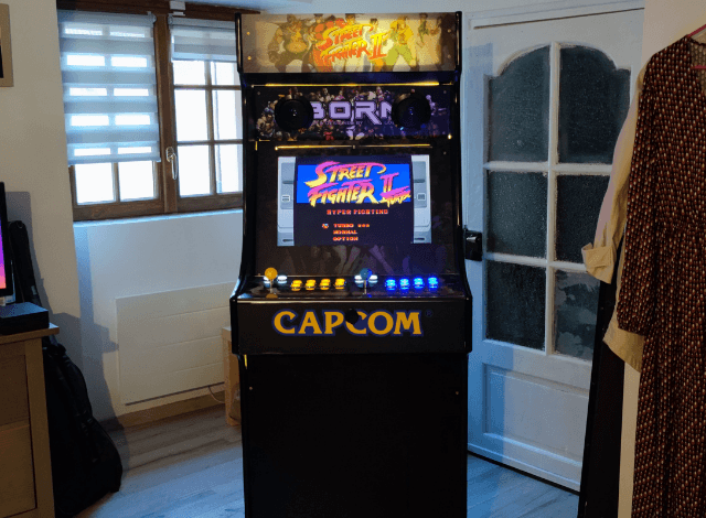 Une borne d’arcade réalisée en MDF et plexiglass