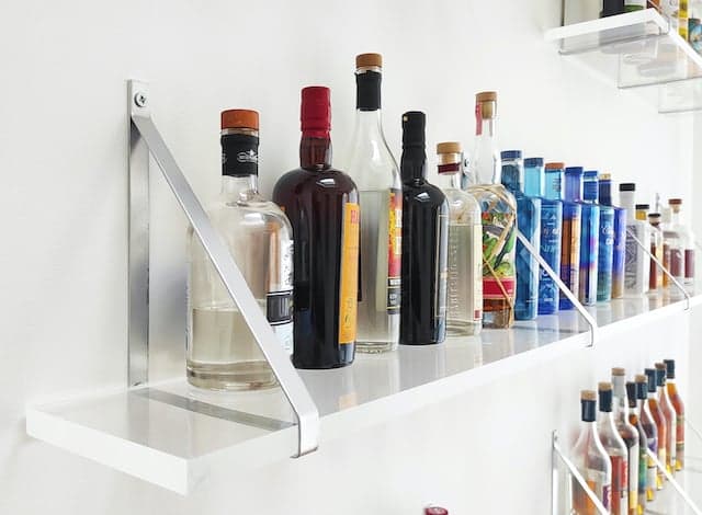 Création d’étagères en plexiglass