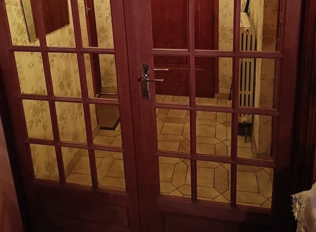 Création de vitres en plexiglass pour une porte en bois03