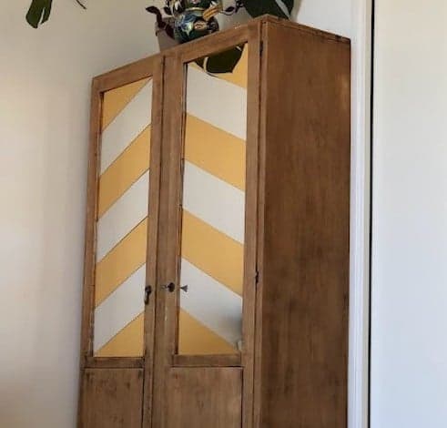 Du plexiglass miroir sur les portes d’une armoire3
