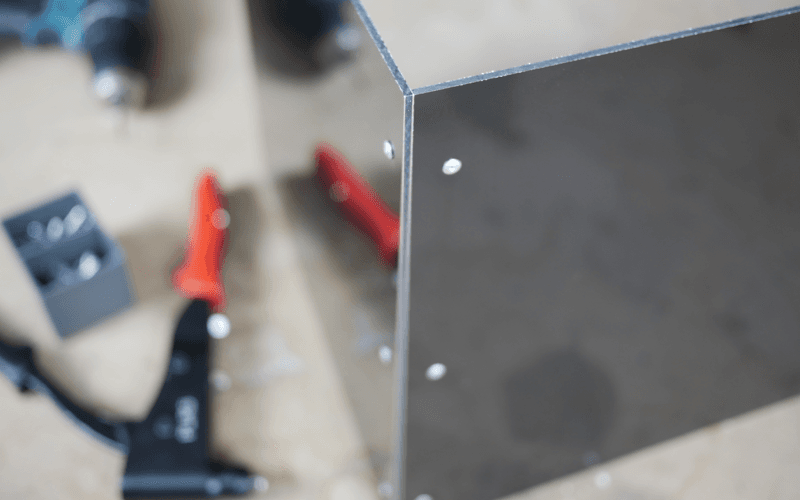 Fixation de Dibond