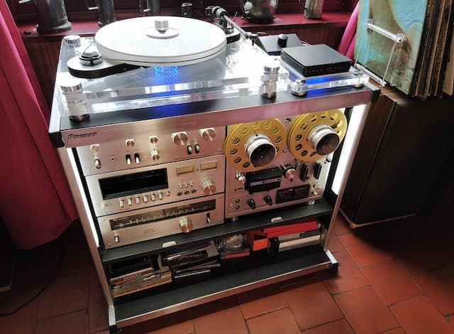 Platine vinyle design et moderne en plexiglass 3