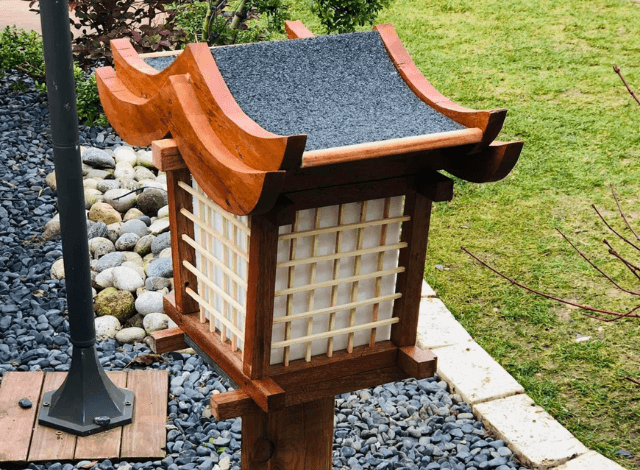 Lanternes japonaises en bois et plexiglass