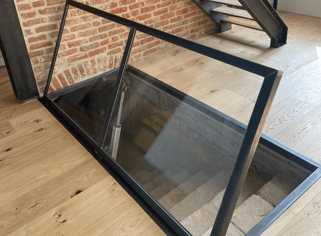 Porte décorative pour cave en métal et plexiglass