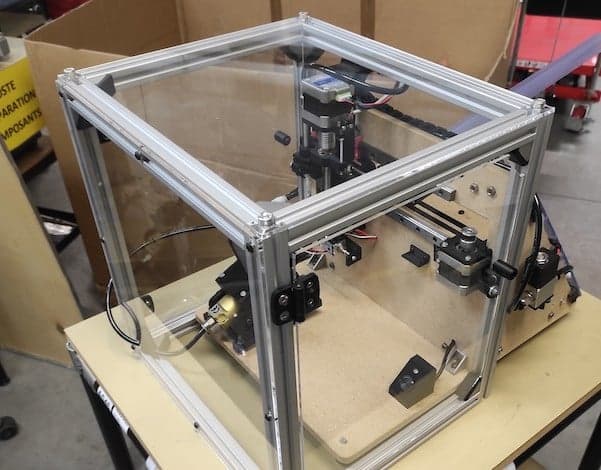 Protection transparente en plexiglass pour une machine6
