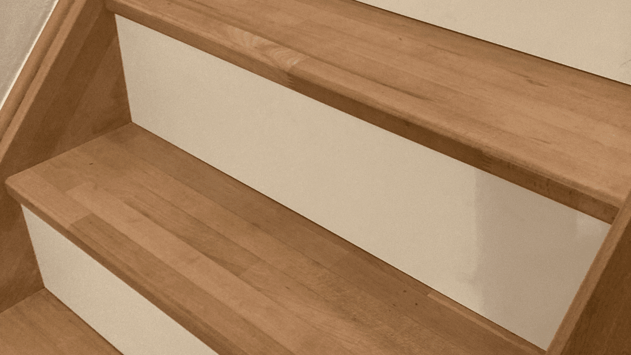Réalisation de contremarches en HPL blanc pour escalier en bois