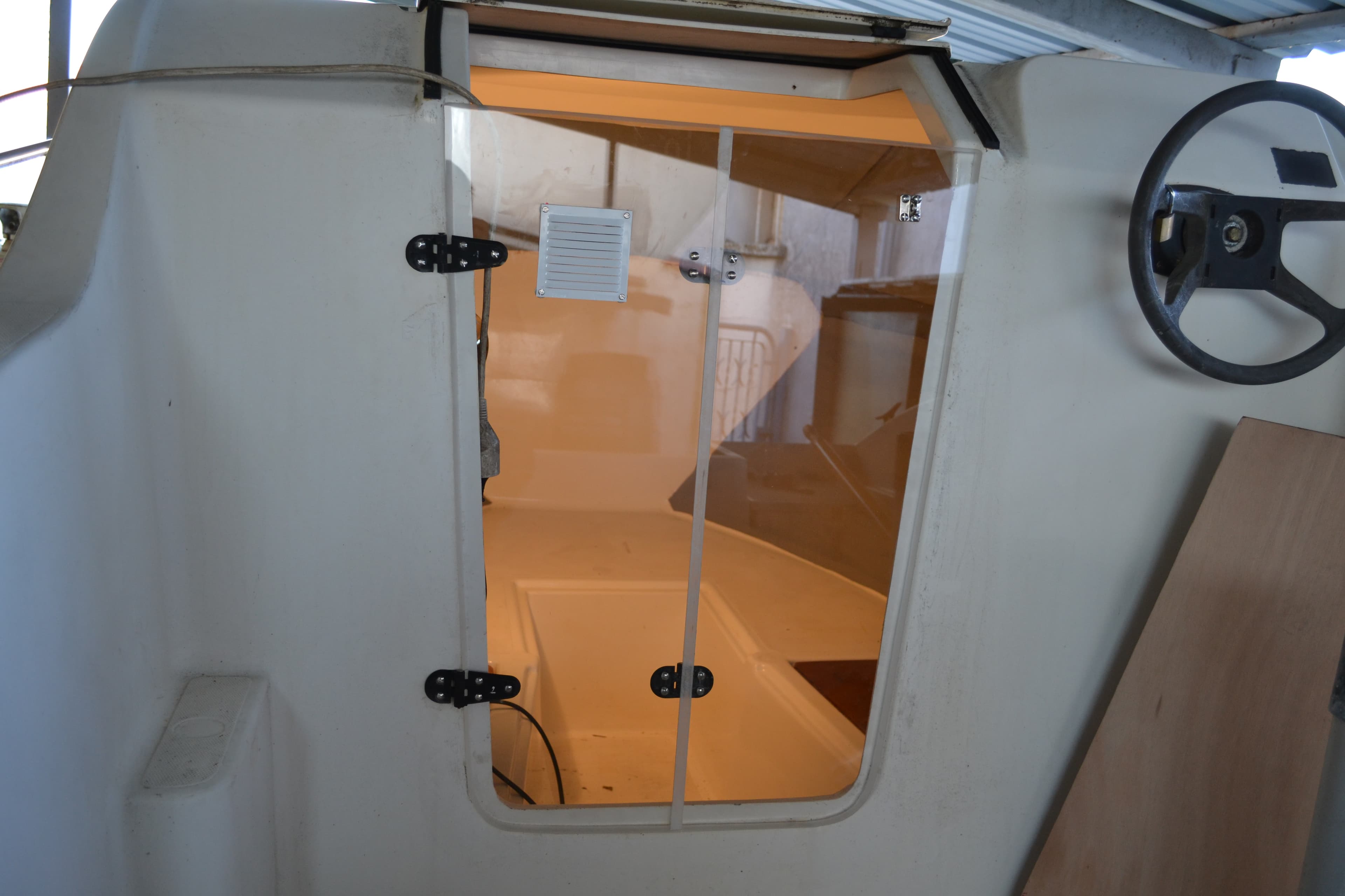 Réalisation d’une porte de bateau en accordéon en plexiglass