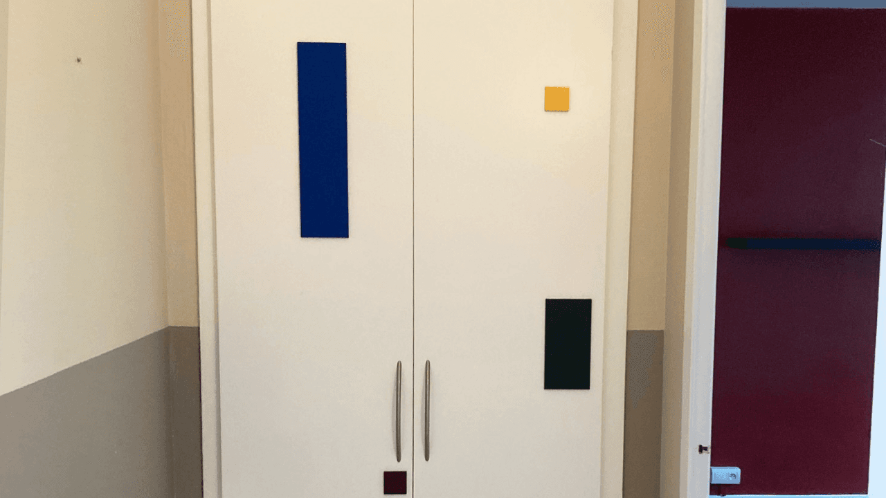 Réparation des portes de placard avec des plaques HPL colorées