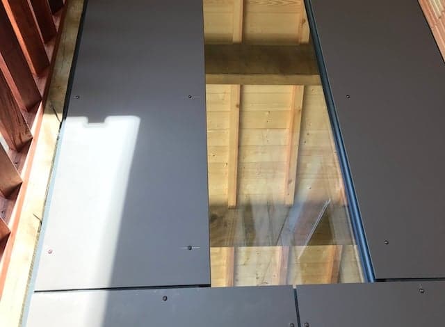 Réalisation d’un mur avec un revêtement en HPL brun