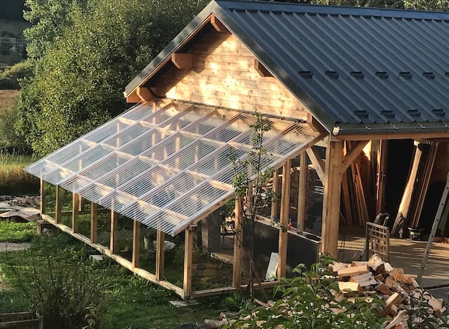 Serre à un pan avec du polycarbonate