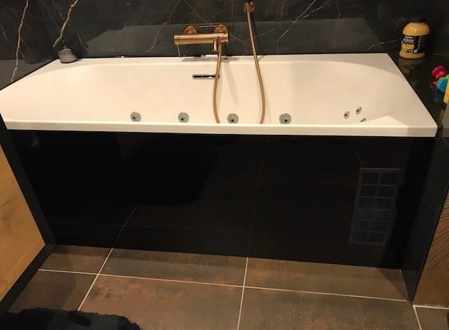 Tablier de baignoire en plexiglass noir