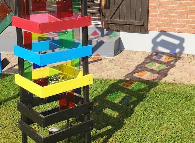Totems en plexiglass teinté