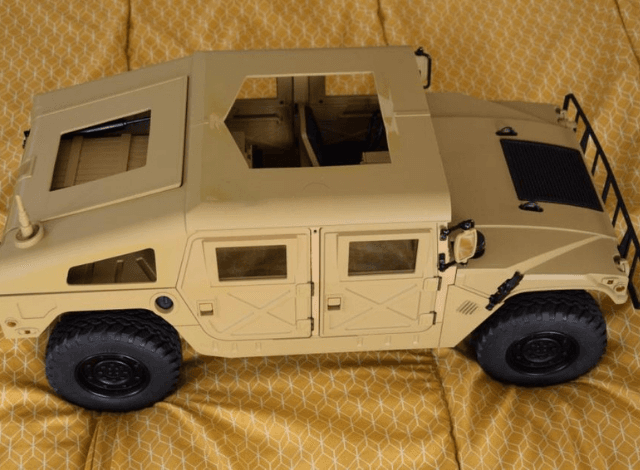 Démilitarisation d’un Hummer radiocommandé avec du plexiglass