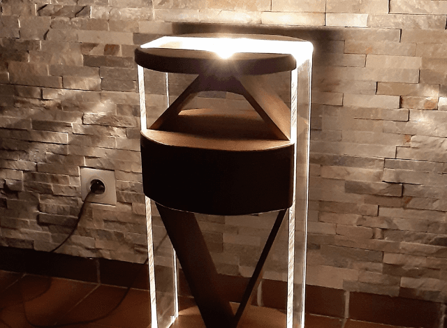 Table de nuit en bois et plexiglass