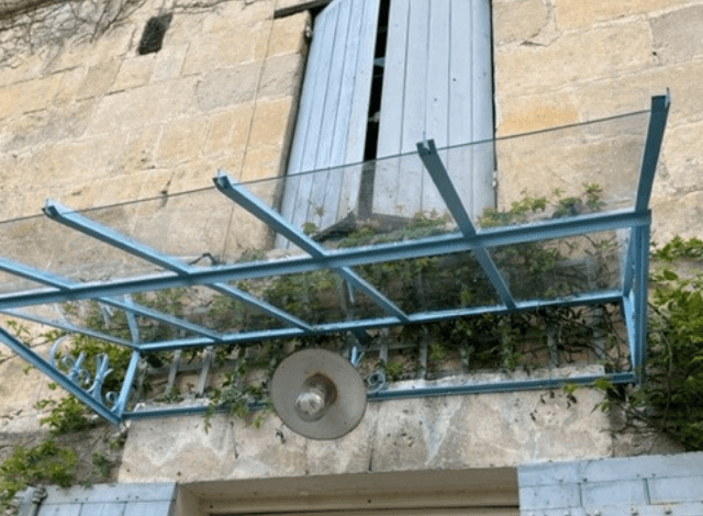Marquise de porte en fer et polycarbonate