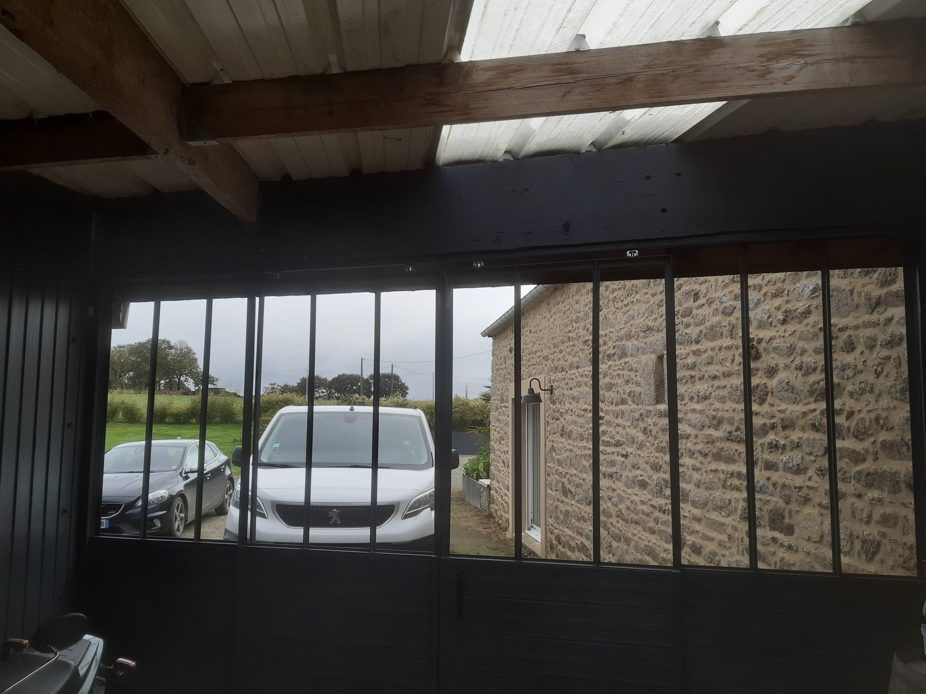 Verrière métallique avec habillage bois et vitres en plexiglass