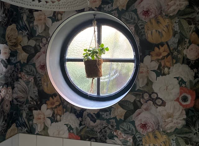 Double fenêtre et survitrage en plexiglass pour les toilettes