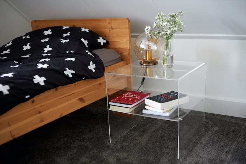 Idees de decoration pour la maison font une table de chevet transparente