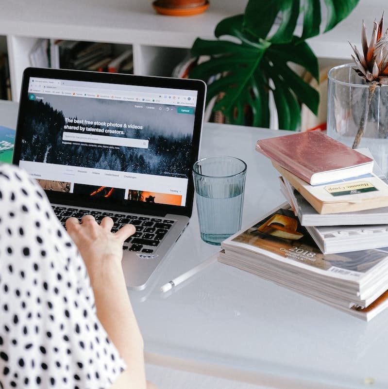 Protégé table en plexiglass