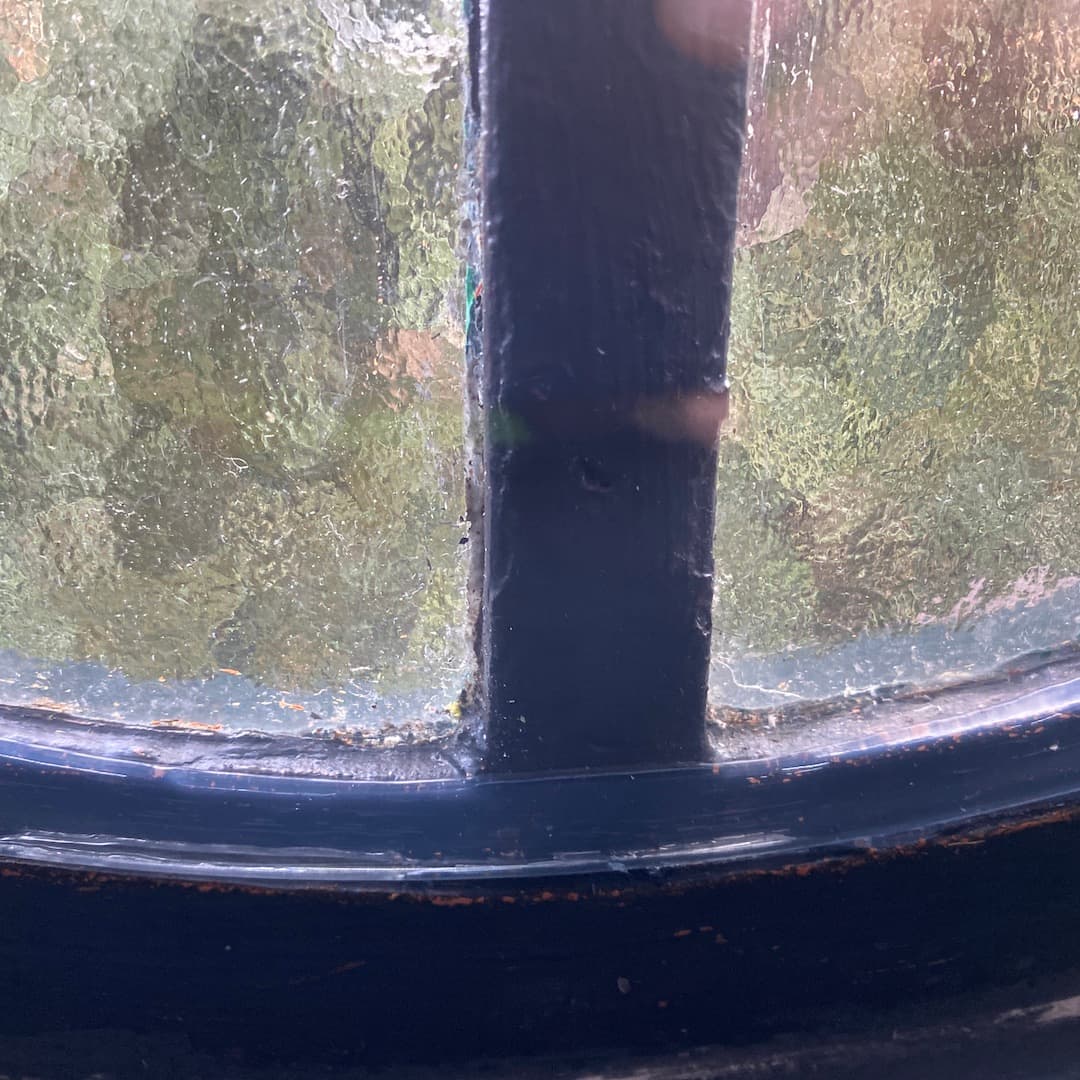 Double fenêtre et survitrage en plexiglass pour les toilettes