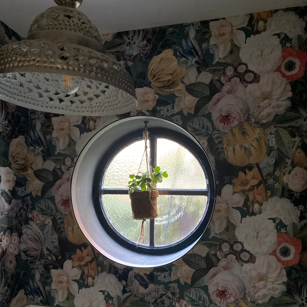 Double fenêtre et survitrage en plexiglass pour les toilettes