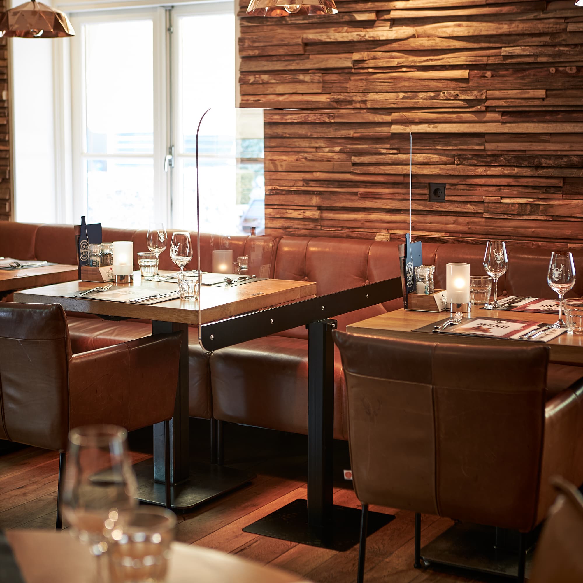 Ecran acrylique sur socle au restaurant