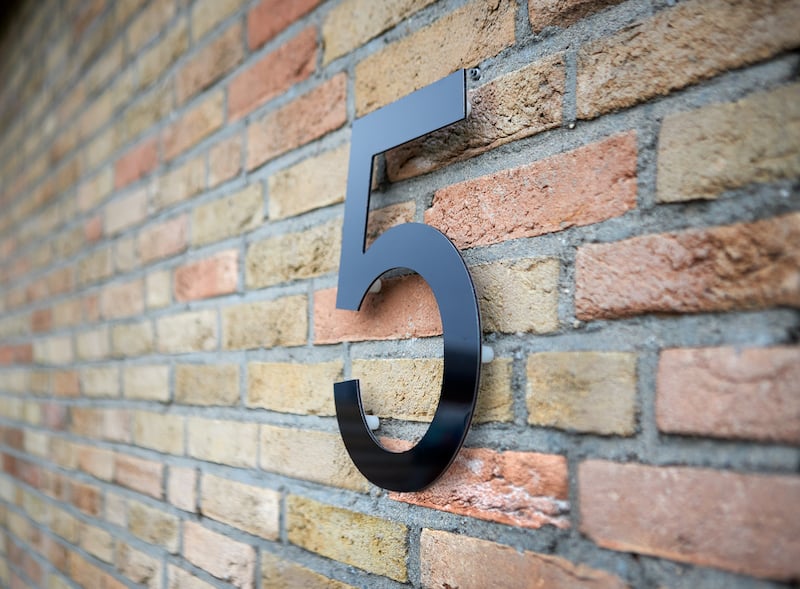 Fabrication de numéros de maison housenumber 5 dibond attaché au mur