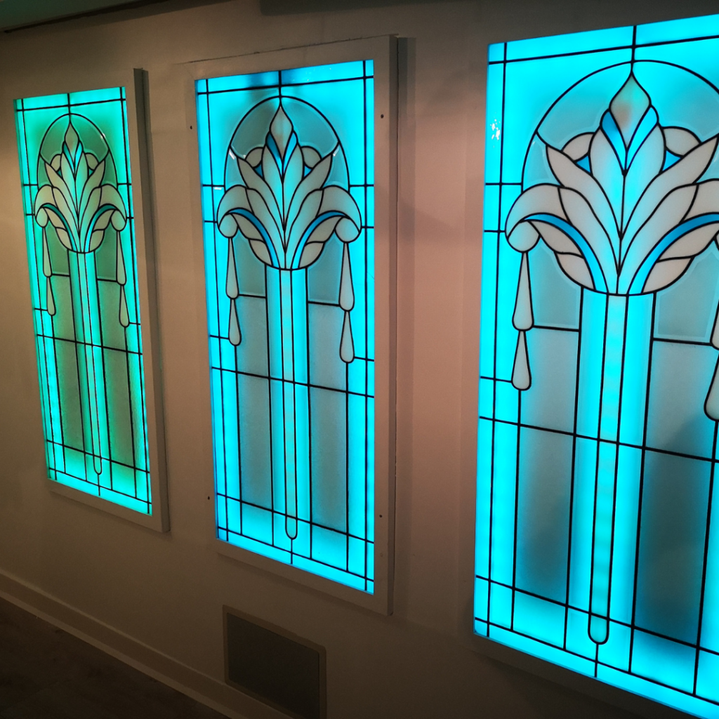 Vincent a voulu accrocher 3 vitraux art déco fragiles et les mettre en valeur à l’aide de rétroéclairage par LED