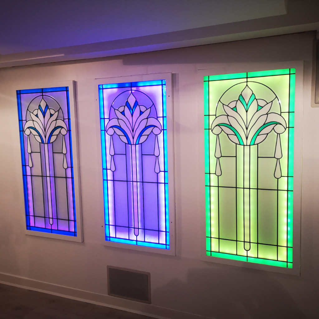 Vincent a voulu accrocher 3 vitraux art déco fragiles et les mettre en valeur à l’aide de rétroéclairage par LED