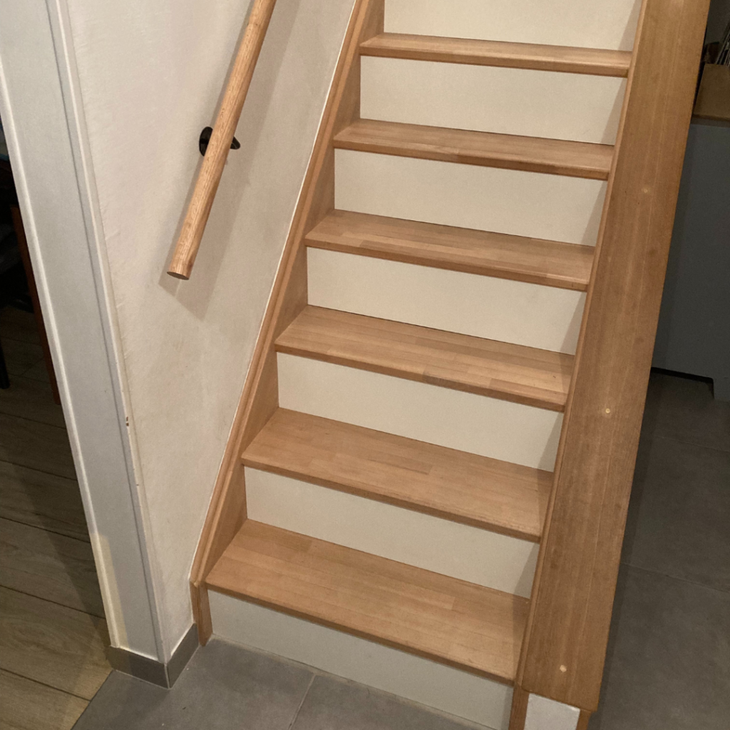 Réalisation de contremarches en HPL blanc pour escalier en bois
