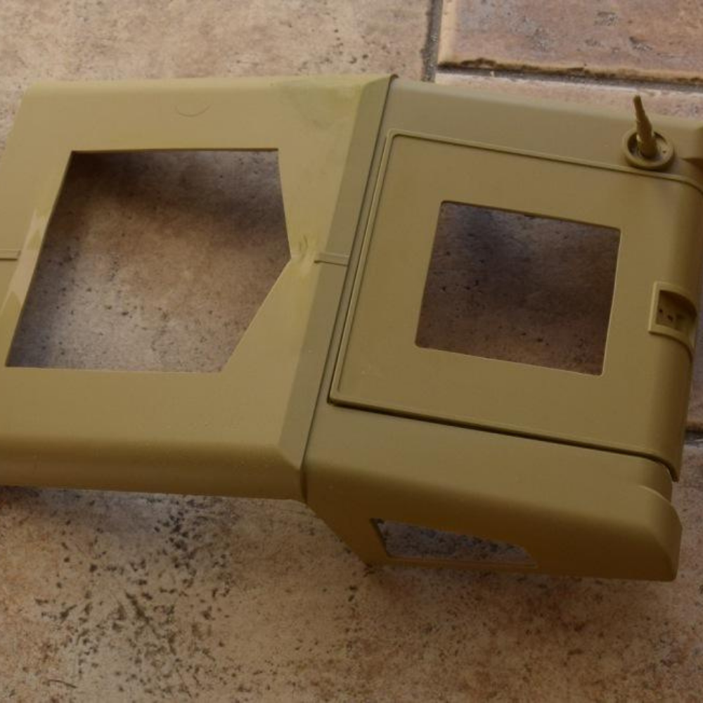 Démilitarisation d’un Hummer radiocommandé avec du plexiglass