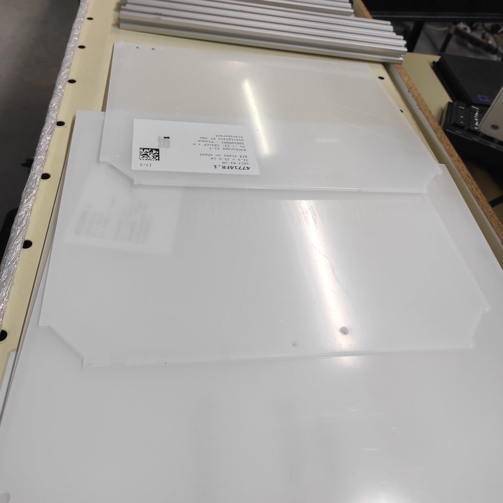 Protection transparente en plexiglass pour une machine1